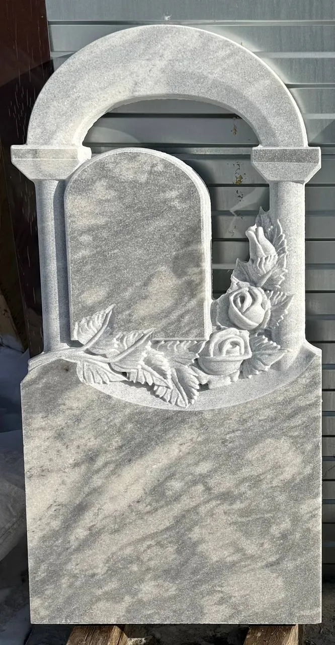 Вертикальный резной памятник из мрамора (серый, тумба и цветник в комплекте)