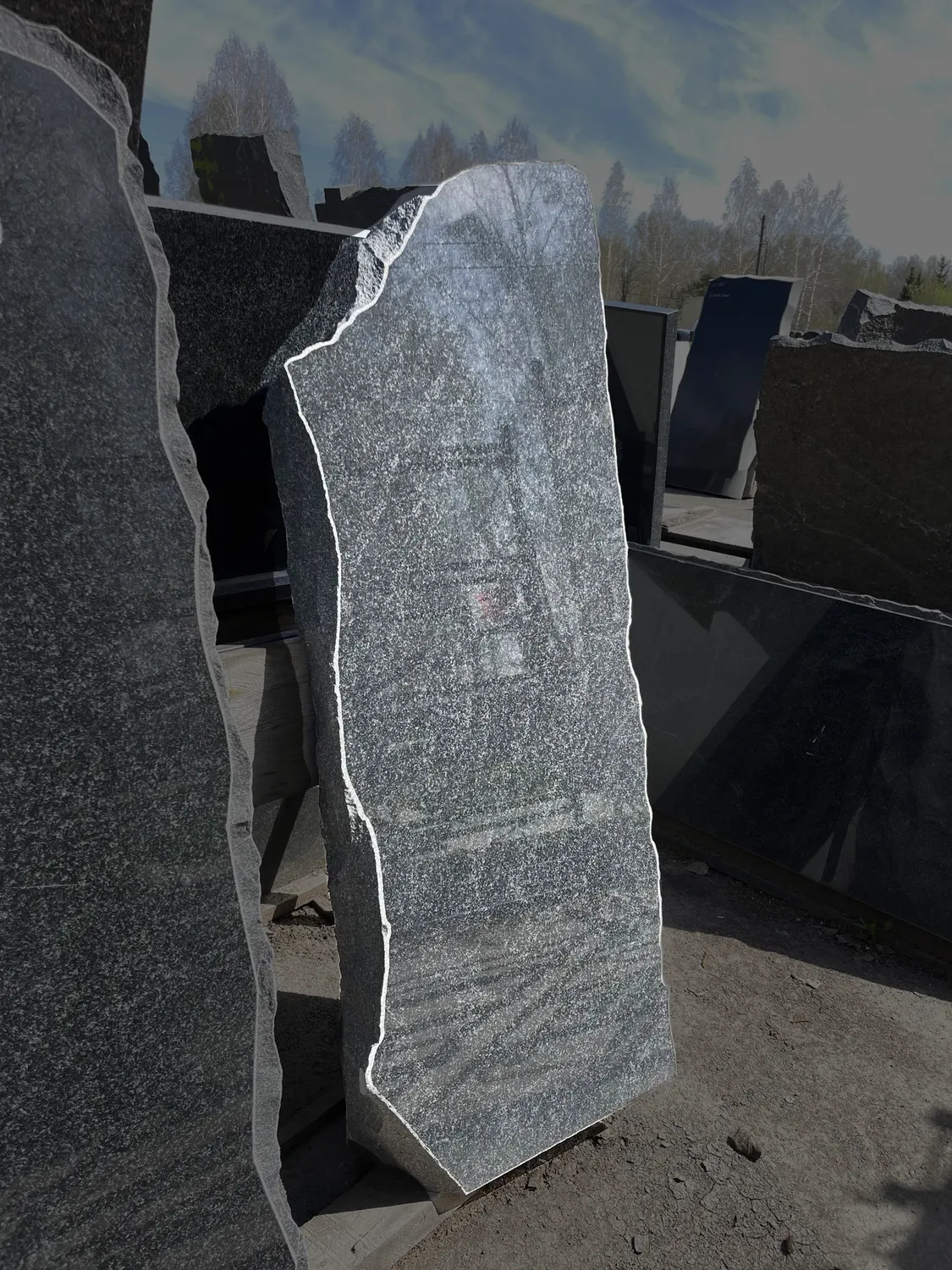 Комплект памятника Г65 130*50*25 см, гранит Габбро-Диабаз корка, тыльная сторона не полирована