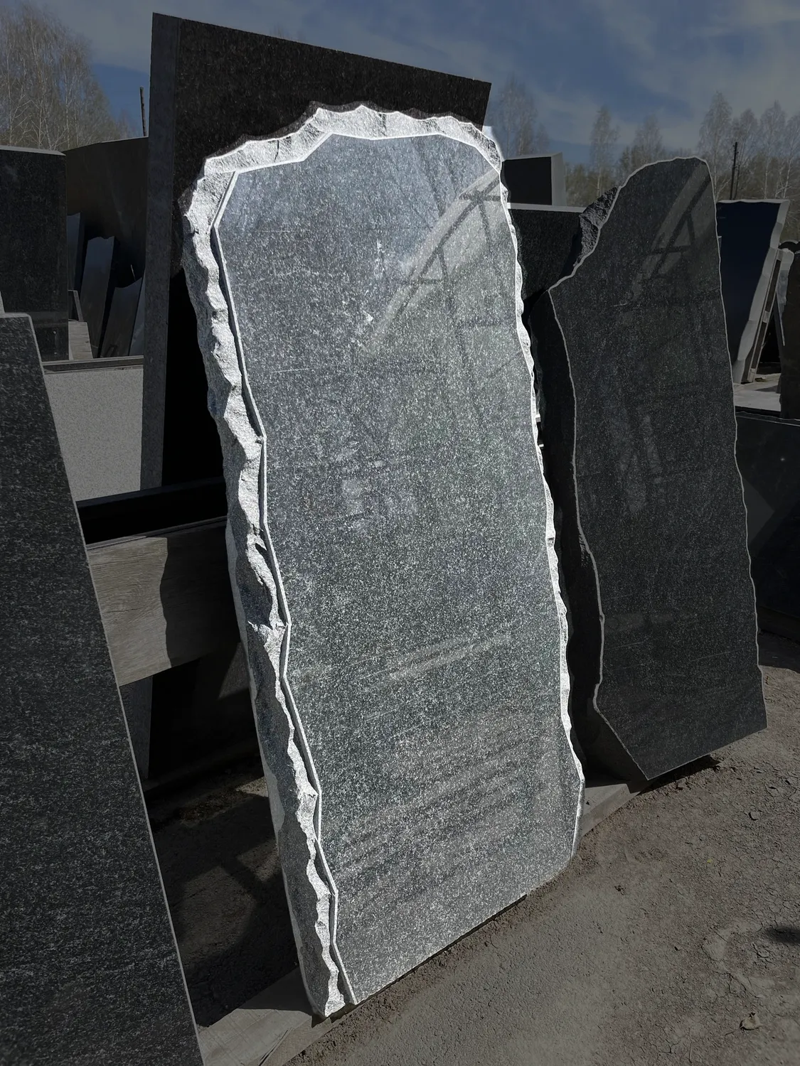 Комплект памятника Г66 130*60*20 см, гранит Габбро-Диабаз корка, тыльная сторона не полирована