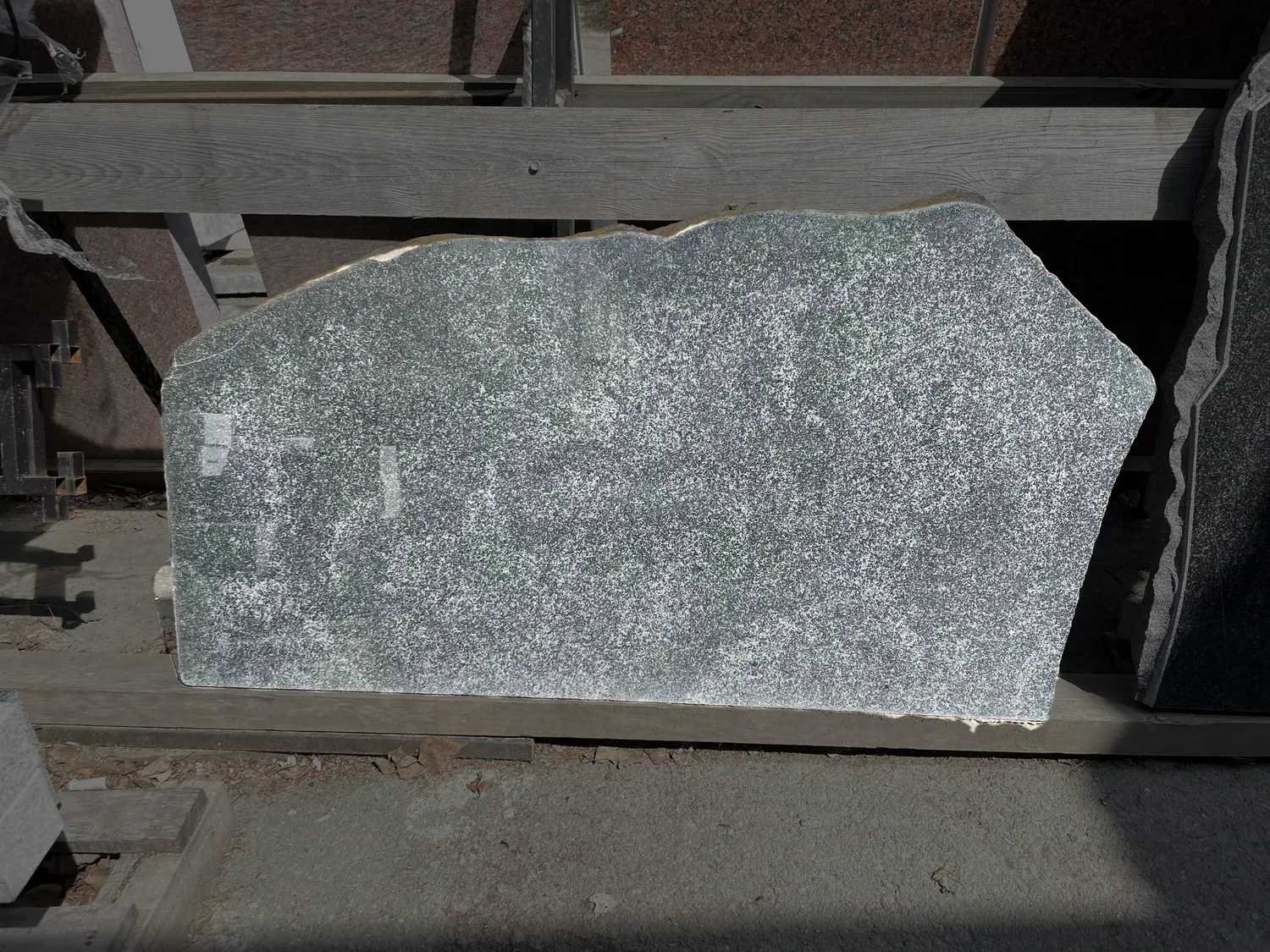 Комплект памятника Г72 110*55*10 см, гранит Габбро-Диабаз корка, тыльная сторона не полирована