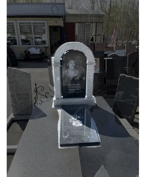 Комплект памятника Г92, общая высота 120 см, вставка 90*45 см